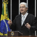 Ssenador Roberto Requião (PMDB-PR) diz que críticos da condução econômica do geverno Dilma são como fantasmas