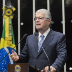 Senador Roberto Requião (PMDB-PR) diz que pretende esclarecer denúncia de que o Executivo teria editado medida provisória para legalizar a operação de portos privados de Santa Catarina com cargas de terceiros