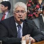 Comissão de Assuntos Econômicos (CAE): senador Roberto Requião (PMDB-PR) fala durante análise do projeto que estabelece o fim do teto de financiamento da casa própria, atualmente fixado em R$ 500 mil